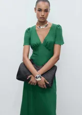 Vestido midi de tejido mezcla de lino y viscosa, color verde, con escote en pico drapeado, mangas cortas y diseño evasé.