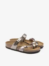 Sandalia Birkenstock modelo Mayari, color plateado metálico, con dos tiras ajustables con hebillas y una tira de dedo. La plantilla es anatómica de corcho-látex y el material superior es Birko-Flor.