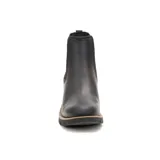 Bota tipo Chelsea de cuero negro con paneles elásticos laterales, taco cuadrado y suela de goma dentada. Presenta el logo de la marca grabado en el elástico lateral.