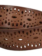 Cinturón de cuero natural color caramelo con diseño de perforaciones decorativas en toda la superficie. Cuenta con hebilla metálica en tono bronce envejecido y logo de la marca grabado en el extremo.