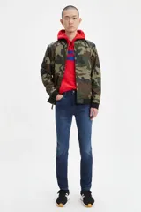 Jeans Levi's modelo 512 Slim Taper de corte ajustado, con diseño de pierna cónica y tiro medio. Confeccionados en denim azul con efecto de lavado sutil.