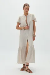 Vestido midi de lino color natural, con cuello mao, cierre frontal abotonado, mangas cortas con volados y falda con ruedo fruncido.