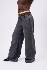 Jean wide-leg de tiro bajo, color gris carbón deslavado, con diseño amplio y fluido, bolsillos laterales y traseros clásicos.