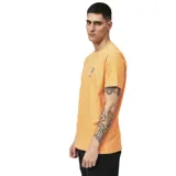 Remera color naranja con logo estampado en el pecho.