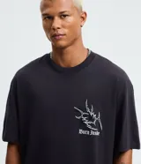 Remera de algodón con cuello redondo y manga corta, de corte regular. Presenta una estampa pequeña en el frente con el texto 'Burn Inside' y un diseño gráfico estilo Dystopia en la espalda.