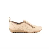 Zapato bajo de cuero artesanal color beige, con diseño calado en toda la superficie y cierre lateral en el empeine para facilitar el calce.