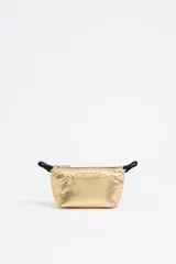 Monedero dorado con forma de trapecio, tamaño mini, cierre de cremallera y logo metálico de Bimba y Lola.