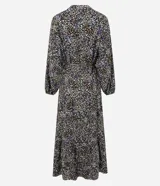 Vestido midi de corte fluido con estampado floral, escote en V con cordones ajustables, mangas largas abullonadas y falda con volados en el ruedo.