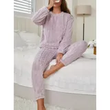 Conjunto de pijama de dos piezas confeccionado en plush suave con textura de ochos. Incluye una remera de manga larga con cuello redondo y un pantalón de corte recto con cintura elástica.