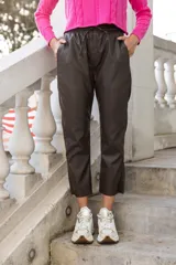 Pantalón babucha marrón de cuero sintético con cintura elastizada y cordón ajustable.