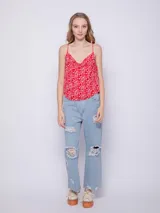 Top lila con estampado floral, de breteles finos y corte crop.