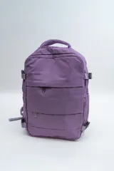 Mochila de viaje color negro con múltiples compartimentos, correas de ajuste laterales y frontales con hebillas, y asa superior reforzada.