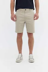Bermuda de corte chino color azul marino, con diseño clásico de líneas simples y estructura liviana.
