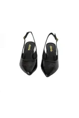 Zapato tipo slingback de charol negro con punta fina y taco cuadrado bajo de 4 cm. Presenta una tira ajustable en el talón con hebilla metálica.