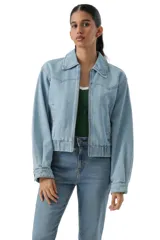 Campera de jean de corte corto con cierre frontal, cuello clásico y cintura elástica. Presenta mangas largas con puños abotonados y costuras tipo western en el pecho.