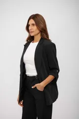 Blazer negro de corte clásico, con solapas de muesca, mangas tres cuartos con detalles de trabilla y bolsillos frontales con solapa.
