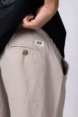 Bermuda de lino color beige, de corte recto y diseño relajado, con cintura elástica y bolsillos laterales.