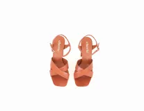 Sandalias de cuero color caramelo, con tiras cruzadas en el empeine, taco ancho alto y pulsera ajustable al tobillo con hebilla metálica.