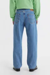 Pantalón jean celeste de corte amplio y tiro medio.