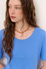 Remera de manga corta color azul con escote redondo amplio.