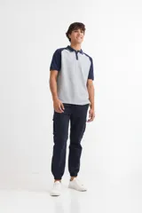 Pantalón tipo jogger cargo color azul marino, con bolsillos laterales tipo cargo, cintura elástica con cordón ajustable y puños elásticos en los tobillos.