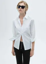 Pantalon de vestir negro con diseño flare, cierre frontal con cremallera metálica visible y corte largo.