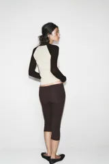 Pantalón capri ajustado de tejido seamless, color marrón oscuro jaspeado, con tiro medio y cintura elástica.