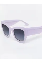 Lentes de sol Tiwi modelo Mayfair, con montura cuadrada de acetato color lila brillante y lentes degradadas en tono azulado.