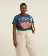 Pantalón recto de sarga en color crudo, diseñado para talles grandes (Curve & Plus Size). Presenta bolsillos laterales tipo cuchillo, cierre frontal con botones a la vista y un cinturón del mismo tejido con hebilla de efecto carey.