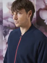 Campera bomber con cierre completo, color azul marino.