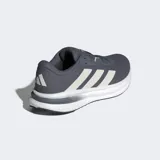 Championes de running Adidas Galaxy 7, color gris con detalles en blanco. Cuentan con mediasuela Cloudfoam y suela de TPU.