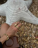 Anillo dorado con diseño de coral marino.