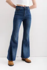 Pantalón de jean azul oscuro, de corte acampanado y tiro alto.