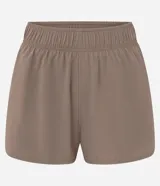 Bermuda deportiva Get Over modelo runner color beige, con cintura elástica, bajo redondeado y aberturas laterales. Cuenta con un pequeño bolsillo funcional trasero.