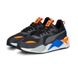Championes urbanos Puma modelo RS-X Geek, con diseño multicolor que combina negro, blanco, azul y naranja. Presentan una silueta robusta con paneles superpuestos, malla transpirable y suela con tecnología de amortiguación.