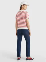 Chomba de piqué de algodón elástico a rayas horizontales rojas y blancas, con cuello tipo polo y escote en V.