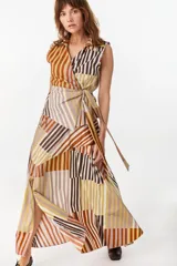 Falda midi de algodón, con diseño geométrico de paneles con rayas verticales en tonos marrón, celeste, blanco y negro. Presenta pretina elastizada en la parte trasera y silueta evasé.