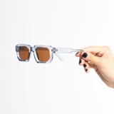 Lentes de sol con armazón de acetato en estampado carey y cristales oscuros con protección UV400.
