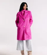 Saco largo color fucsia en polivelour, con cuello solapa, manga larga, botones y bolsillos laterales.