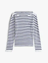 Remera de manga larga con cuello barco y diseño de rayas horizontales en azul marino y blanco. Presenta un pequeño logo bordado en el pecho y puños con detalle de volado.