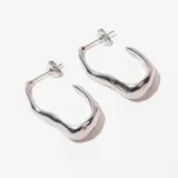 Par de caravanas plateadas con forma de aro irregular.