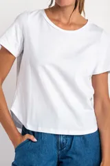 Remera blanca de algodón, de corte recto y mangas cortas.