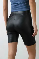 Calza corta tipo biker de tiro alto, confeccionada en tela engomada de acabado brillante con cintura elástica.
