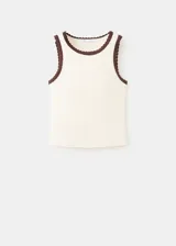 Musculosa de tejido de algodón color blanco crudo, de diseño recto, con cuello redondo y detalles festoneados en contraste de color marrón en cuello y sisas.