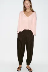 Pantalón jogger de tiro bajo color marrón, con cintura elástica ajustable con cordón, bolsillos delanteros y puños elásticos en los tobillos.