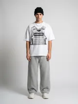 Pantalon deportivo de corte baggy y silueta oversize, confeccionado en tejido de algodón. Presenta cintura elástica y costuras decorativas verticales que estructuran el diseño, aportando un estilo urbano y relajado.