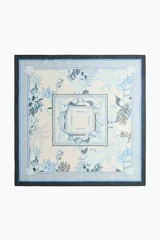 Pañuelo cuadrado de diseño estampado con motivos marinos en tonos azules y fondo claro, con bordes decorativos.