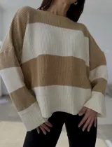 Sweater de punto con diseño de rayas horizontales anchas en color negro y blanco, cuello redondo, manga larga y corte holgado.