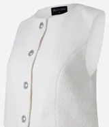 Chaleco blanco de tweed con cuello redondo, abotonado en el frente y corte entallado.
