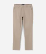 Pantalón masculino de corte skinny confeccionado en sarga de algodón con elastano. Presenta cierre frontal con botón y cremallera, cintura con trabillas y bolsillos laterales y traseros.